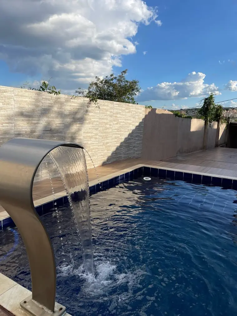 Piscina com cascata de inox da unidade Campo Silveira