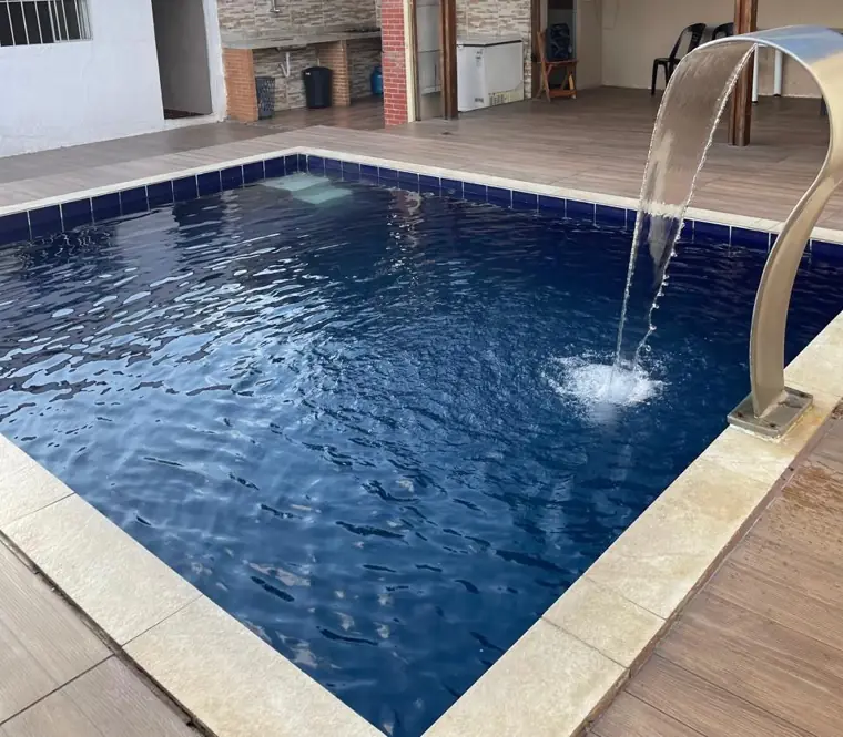 Piscina com cascata da unidade Campo Silveira