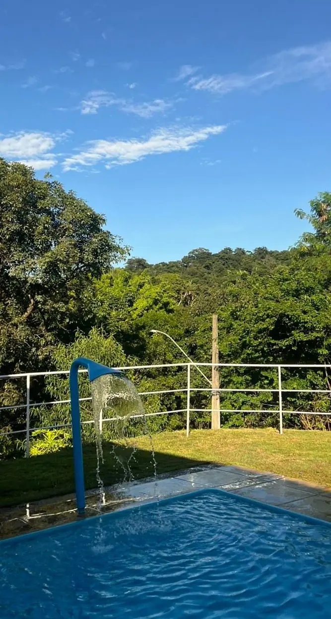 Piscina com área verde